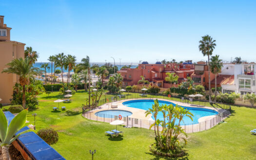 ¡Primera Línea de Playa en Los Álamos, Torremolinos!