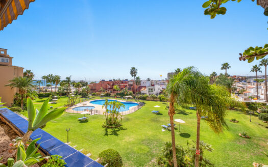 ¡Primera Línea de Playa en Los Álamos, Torremolinos!