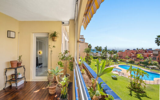 ¡Primera Línea de Playa en Los Álamos, Torremolinos!