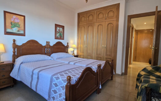 PISO A PIE DE PLAYA DE LA CARIHUELA CON VISTA FRONTAL AL MAR.