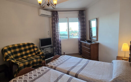 PISO A PIE DE PLAYA DE LA CARIHUELA CON VISTA FRONTAL AL MAR.