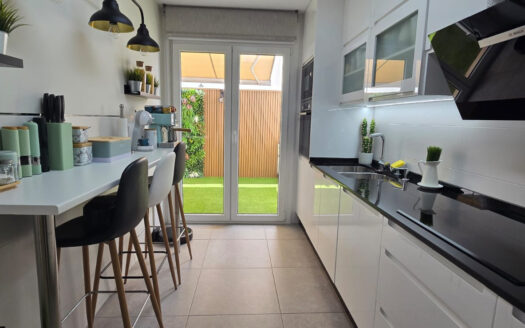 Chalet adosado moderno con terraza solárium y garaje privado en Campanillas, Málaga