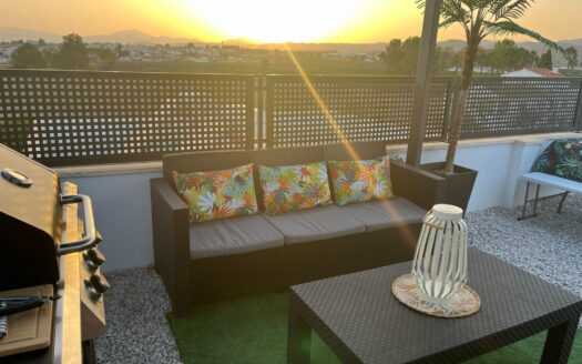 Chalet adosado moderno con terraza solárium y garaje privado en Campanillas, Málaga