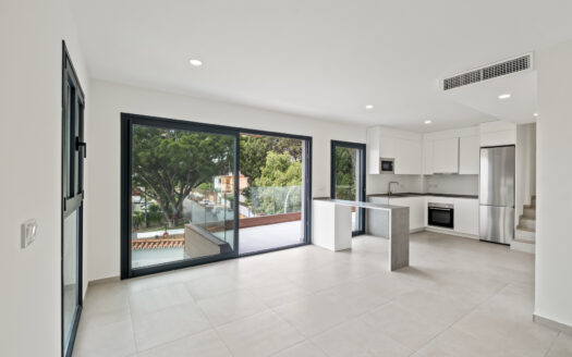 Exclusivo Piso de Lujo en Montemar, Torremolinos – A Estrenar, con Vistas al Mar y a Solo 5 Minutos de la Playa.