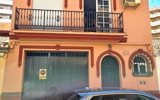 ESPECTACULAR CHALET EN EL CENTRO DE FUENGIROLA