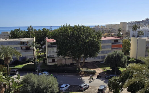 PISO CON VISTAS AL MAR EN LA CARIHUELA