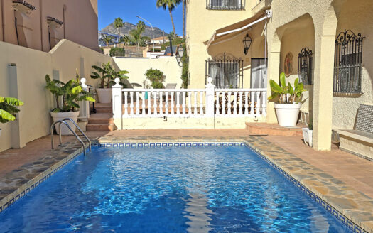 VILLA INDEPENDIENTE CON JARDIN Y PISCINA EN PUERTO MARINA