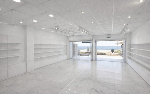 Oportunidad única: amplio local comercial en primera línea de playa