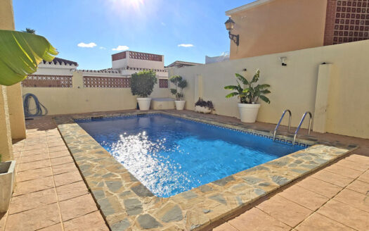 VILLA INDEPENDIENTE CON JARDIN Y PISCINA EN PUERTO MARINA