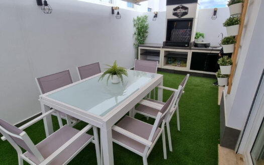 Chalet adosado moderno con terraza solárium y garaje privado en Campanillas, Málaga