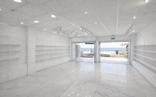 Oportunidad única: amplio local comercial en primera línea de playa