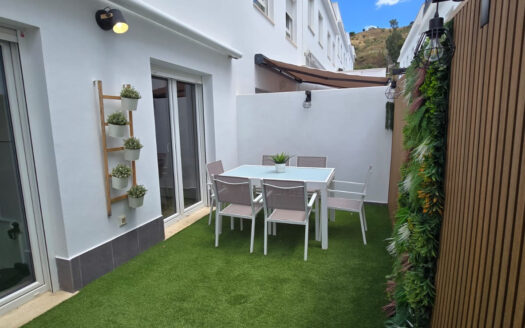 Chalet adosado moderno con terraza solárium y garaje privado en Campanillas, Málaga