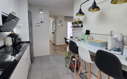 Chalet adosado moderno con terraza solárium y garaje privado en Campanillas, Málaga