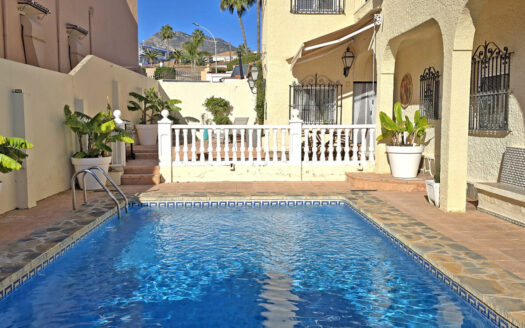 VILLA INDEPENDIENTE CON JARDIN Y PISCINA EN PUERTO MARINA