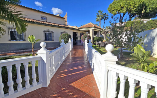 VILLA INDEPENDIENTE CON JARDIN Y PISCINA EN PUERTO MARINA