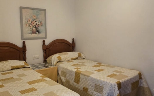 PISO A PIE DE PLAYA DE LA CARIHUELA CON VISTA FRONTAL AL MAR.