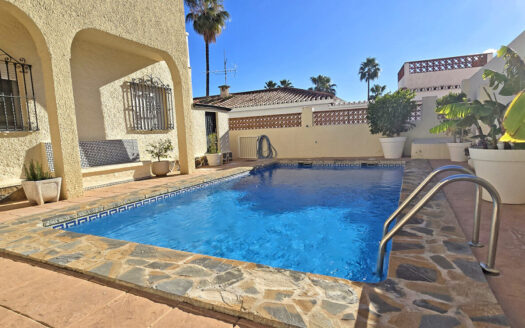 VILLA INDEPENDIENTE CON JARDIN Y PISCINA EN PUERTO MARINA